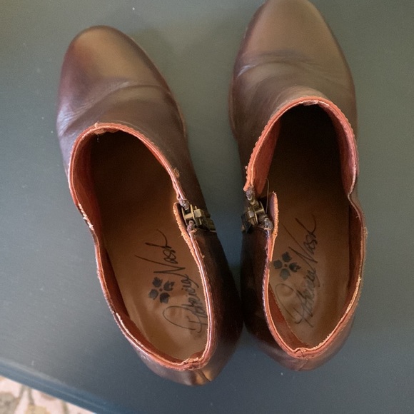 Patricia Nash brown leather cut out ankle booties - Picture 7 of 8